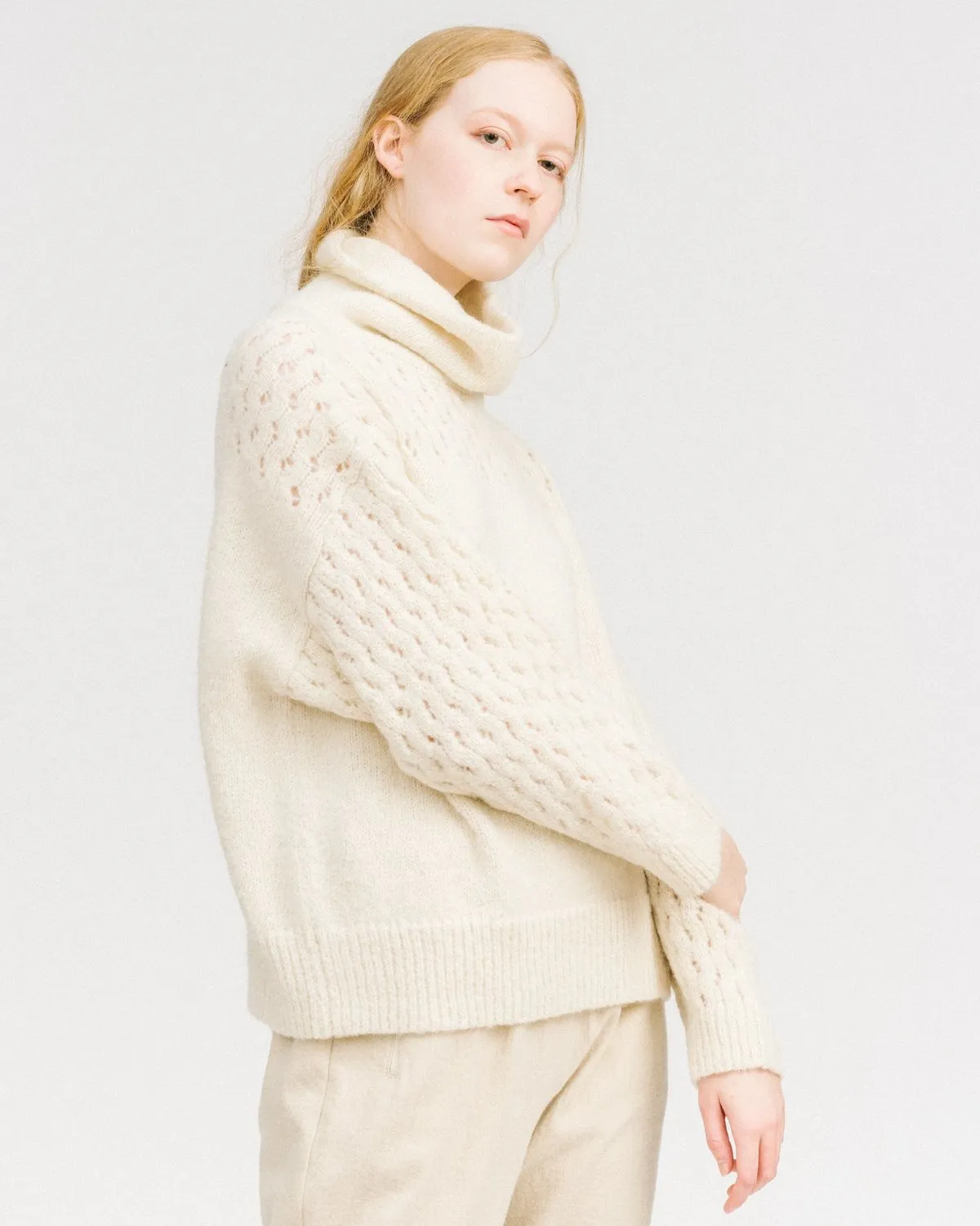 Lace sleeve turtleneck - white