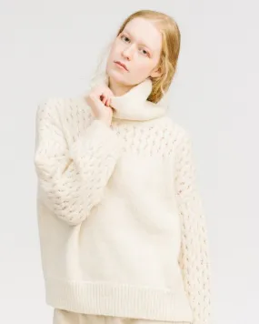 Lace sleeve turtleneck - white