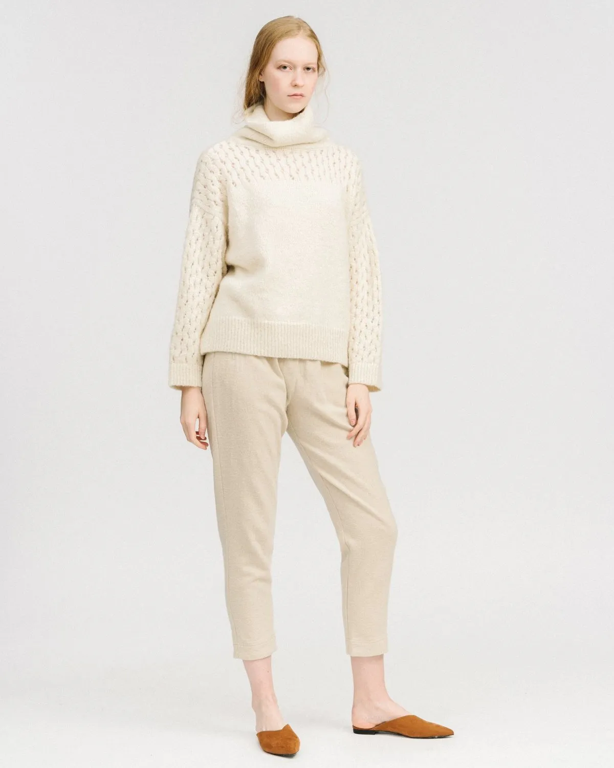 Lace sleeve turtleneck - white