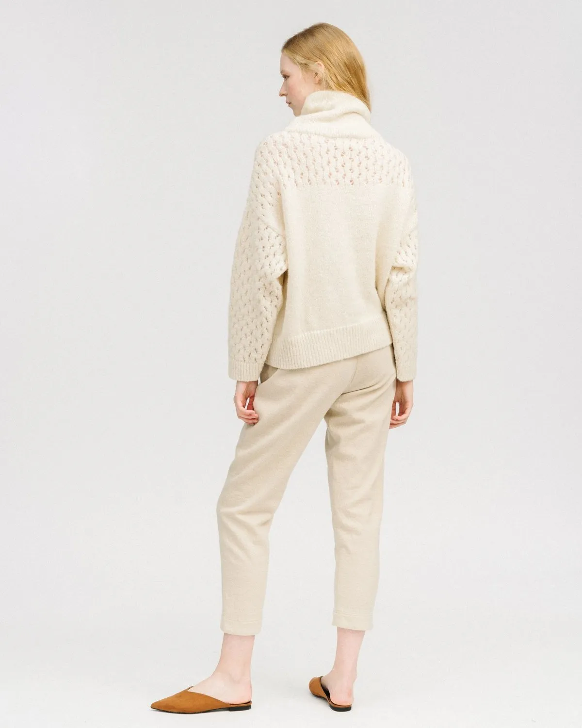 Lace sleeve turtleneck - white