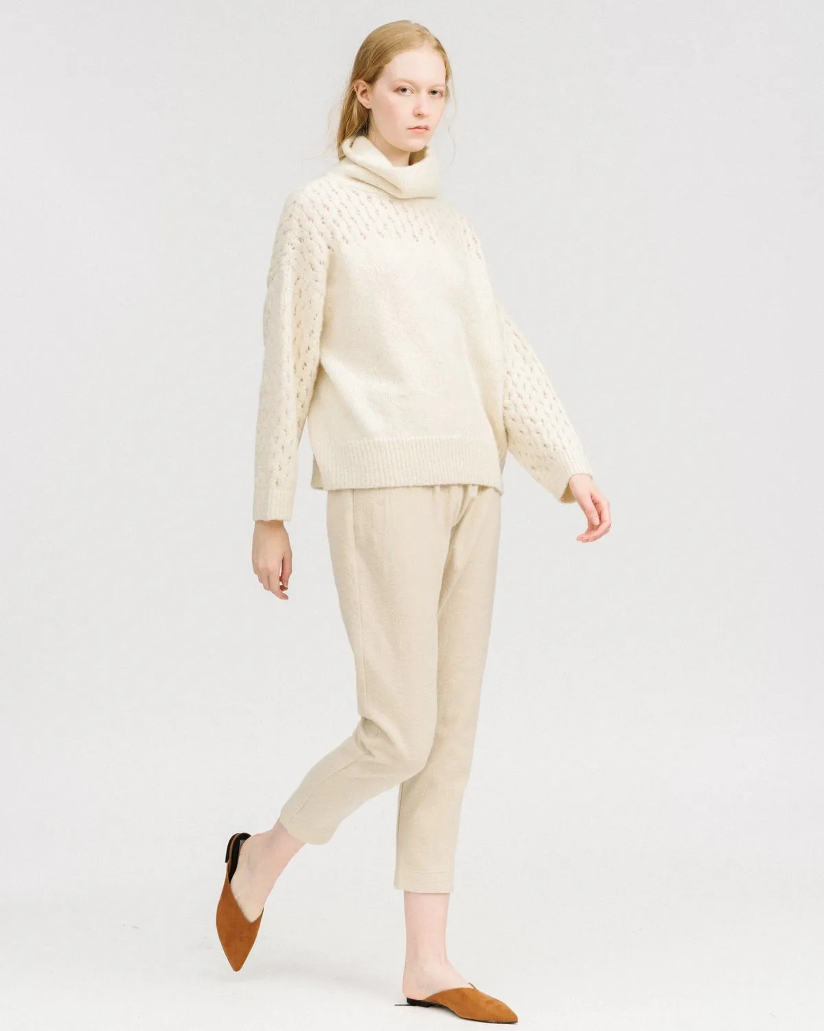 Lace sleeve turtleneck - white