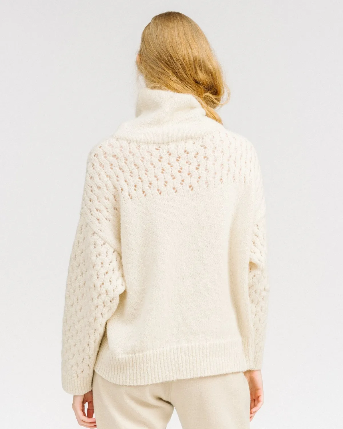 Lace sleeve turtleneck - white