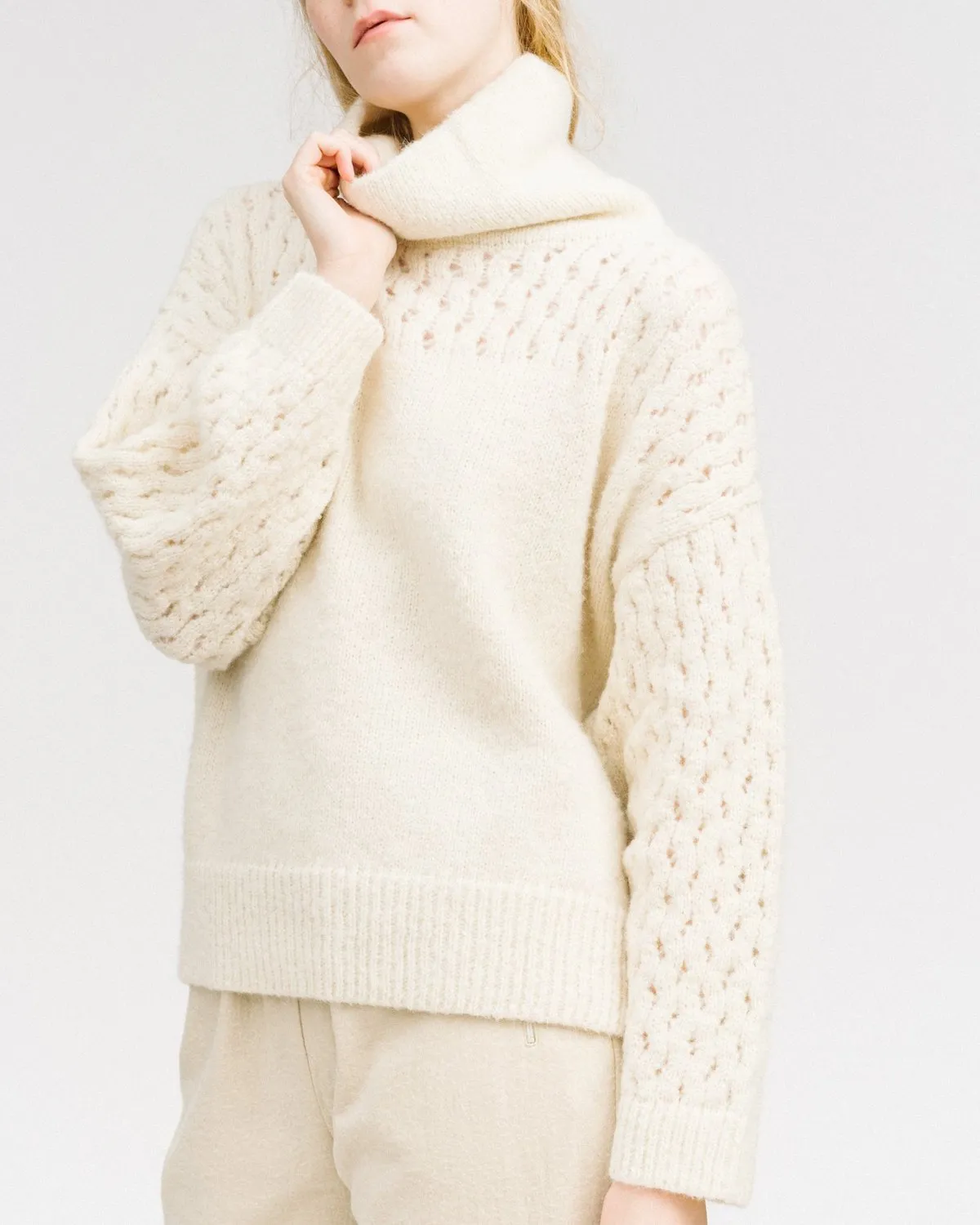 Lace sleeve turtleneck - white